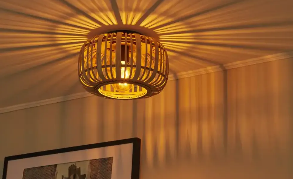 Deckenleuchte, 1-flammig. Rattanschirm `klein`